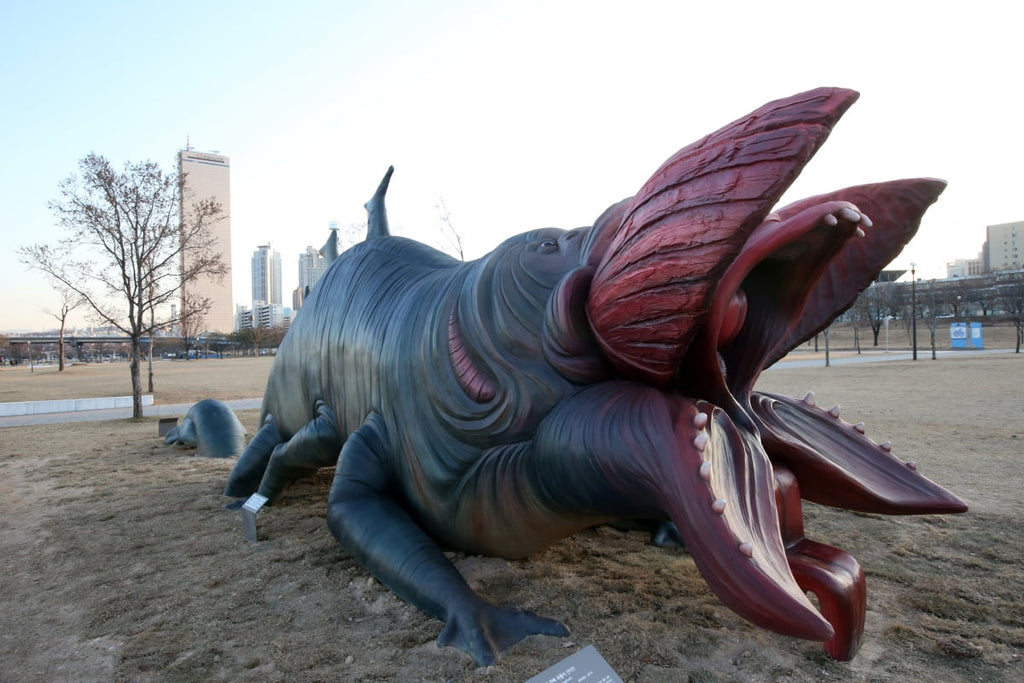 Seoul City plans to remove the monster sculpture installed in Hangang Park, which was featured in the movie "The Host"