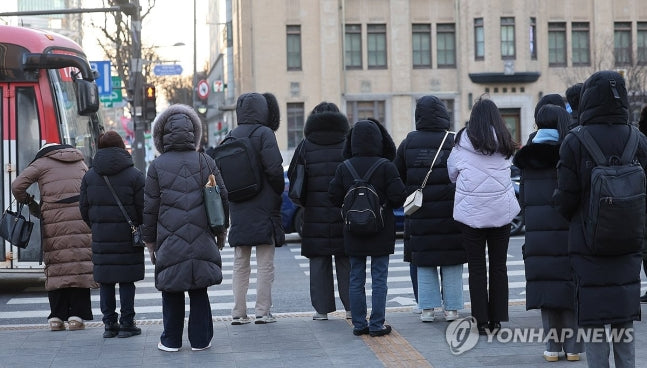 Why Koreans Mostly Wear Black & Long Padded Jackets during the Winter?