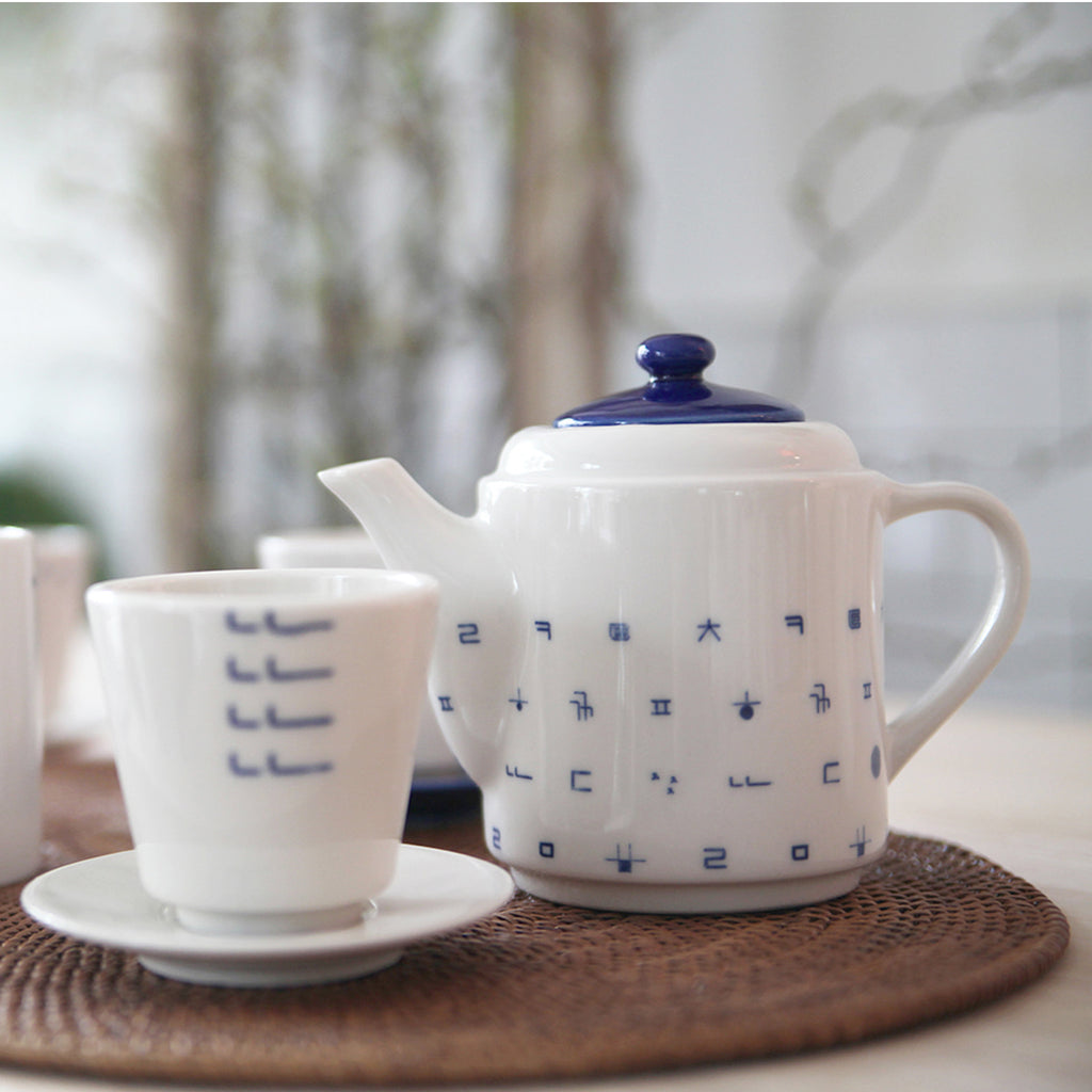 Hangeul consonant pattern teapot | Kitchen | Uncategorized | Sorosi
